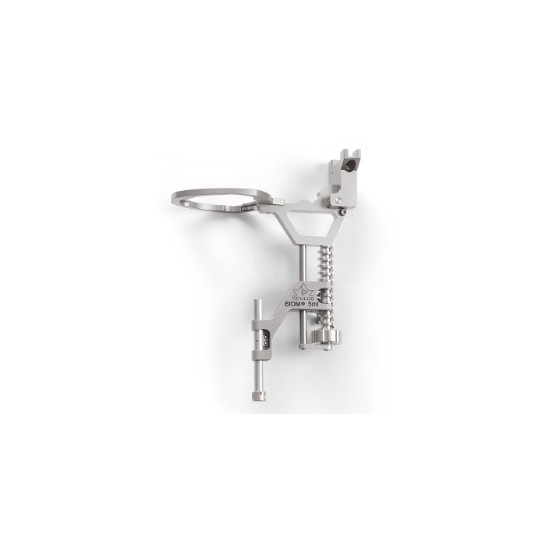 The slim and open design is lightweight and increases accessibility for the surgeon’s hands and instruments as well as reprocessing. Space consumption in the operating field is also minimized.
