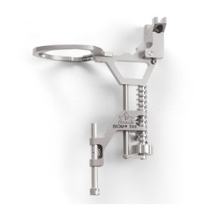 The slim and open design is lightweight and increases accessibility for the surgeon’s hands and instruments as well as reprocessing. Space consumption in the operating field is also minimized.
